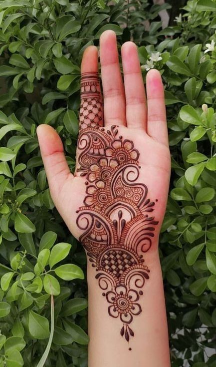 Classic Arabic Mehndi with Floral Accents